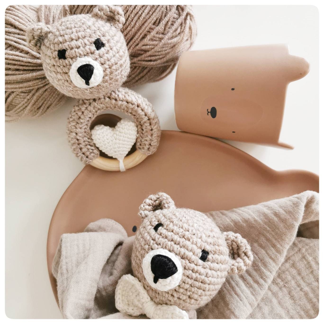 Hochet bébé avec têtes d'animaux au crochet