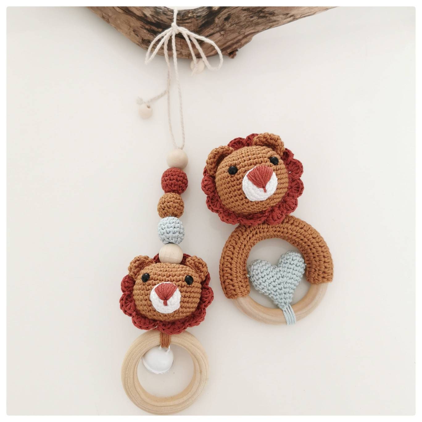 Hochet bébé avec têtes d'animaux au crochet