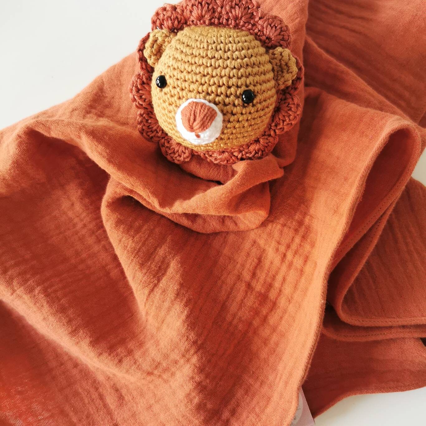 Doudou tête d'animal au crochet, amigurumi, tête de lion, torchon, tissu mousseline