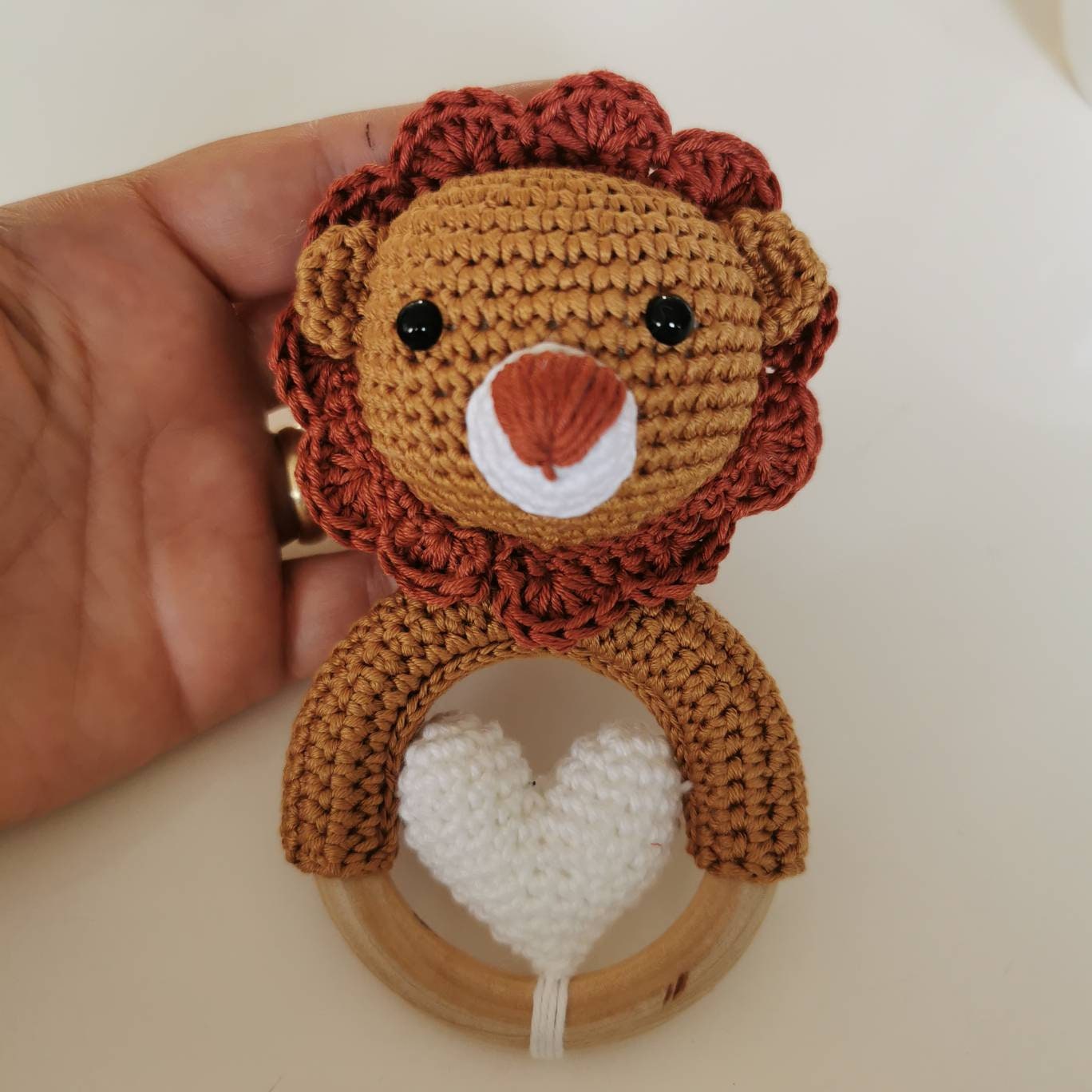 Hochet bébé tête de lion Amigurumi hochet bébé baptême cadeau fait main mobile