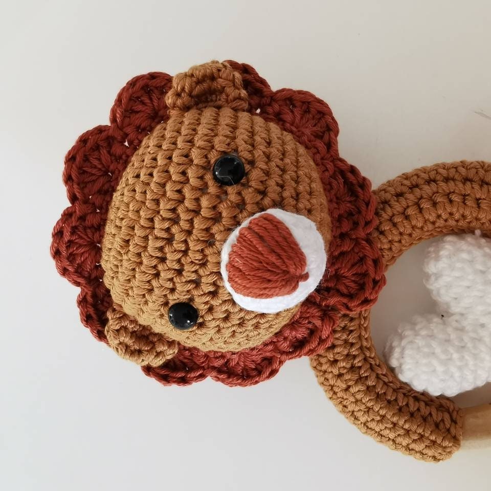 Babyrassel Löwenkopf Amigurumi Rassel Baby Taufgeschenk Handmade Mobile