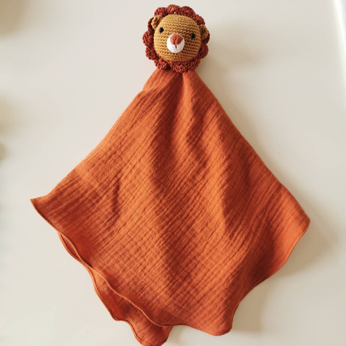 Doudou tête d'animal au crochet, amigurumi, tête de lion, torchon, tissu mousseline