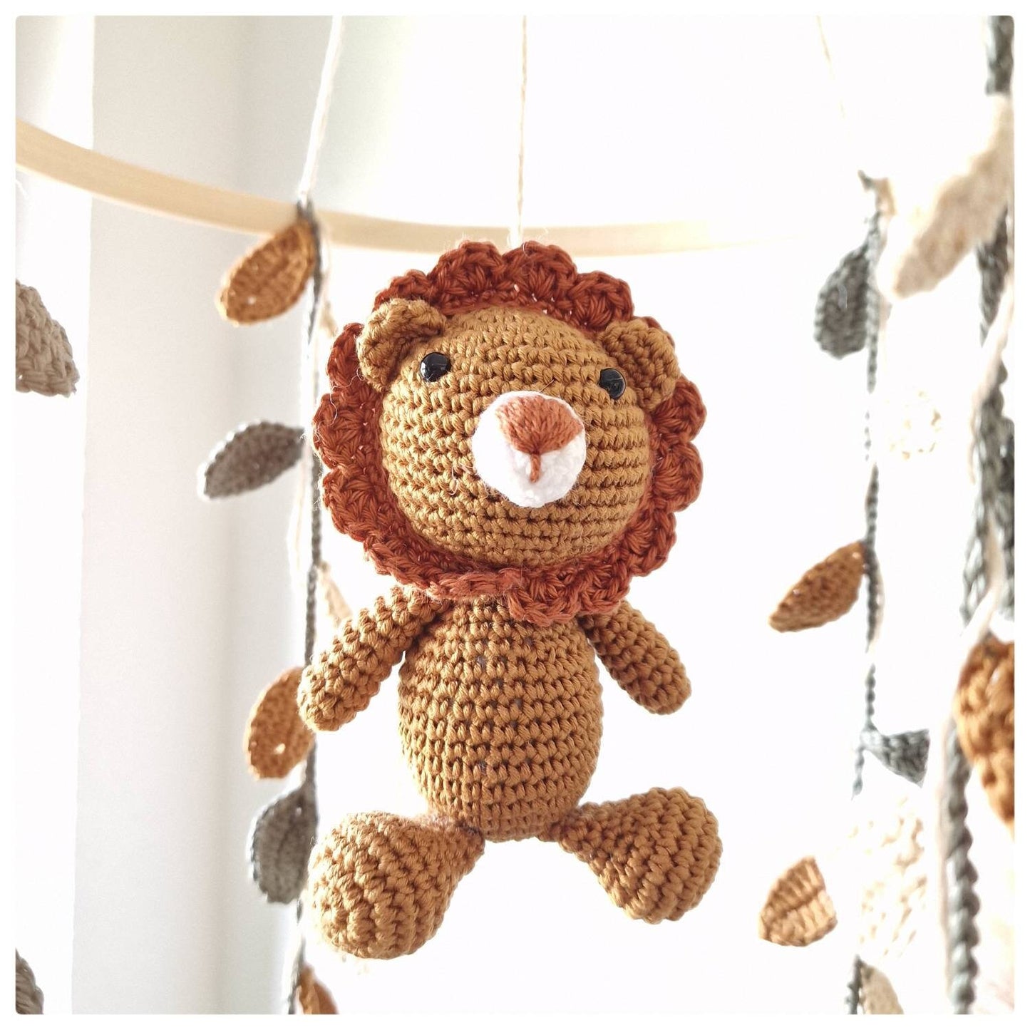Mobile bébé, mobile suspendu, amigurumi, lion crocheté, guirlande crochetée, mobile