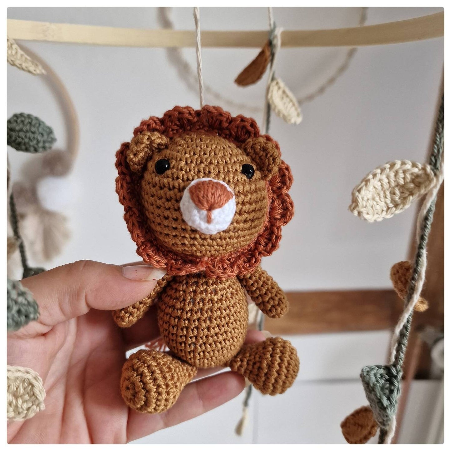 Mobile bébé, mobile suspendu, amigurumi, lion crocheté, guirlande crochetée, mobile