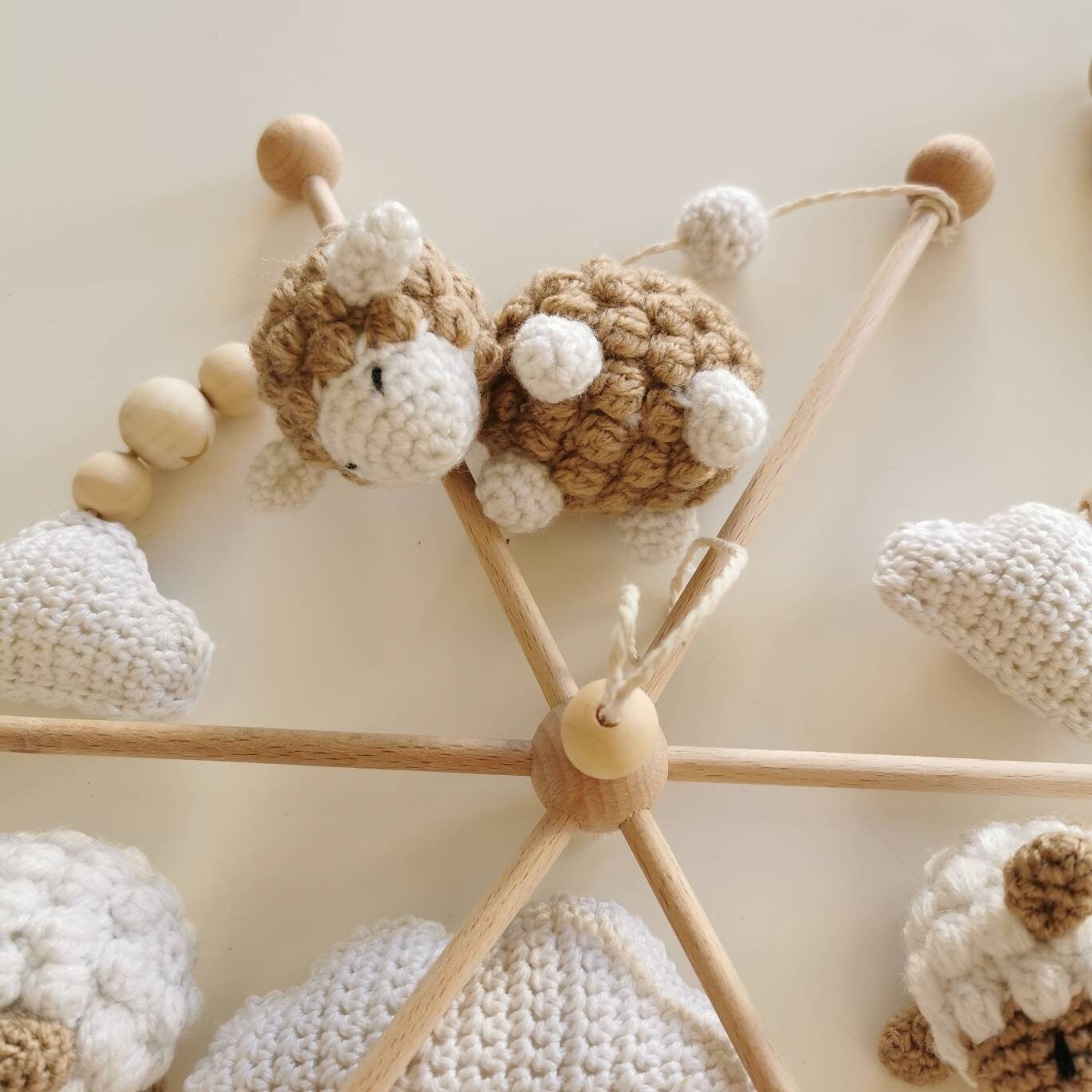 Babymobile mit gehäkelten Schafe und Wolken, Amigurumi, Baby, Mobile, Babyzimmer mobile baby gehäkelt babyshower