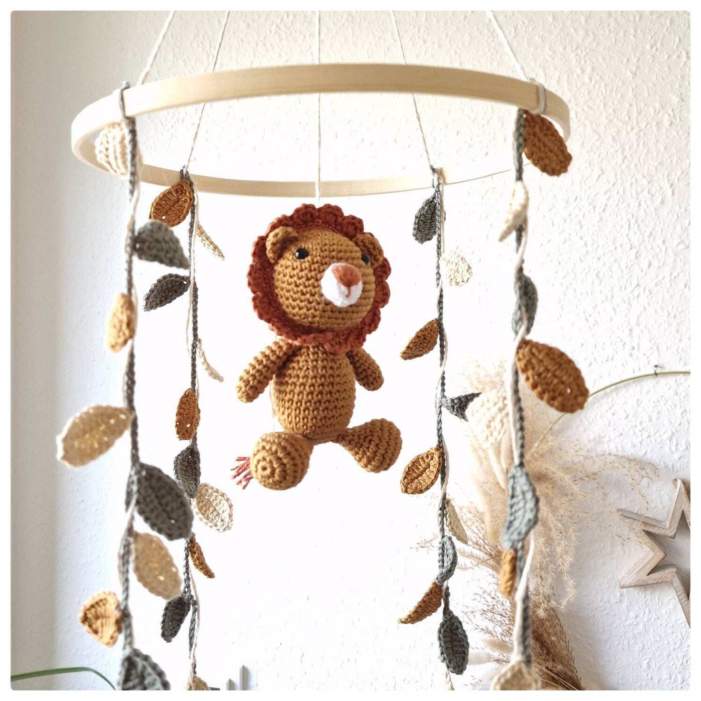 Babymobile, Hangingmobile, Amigurumi, gehäkelter Löwe, gehäkelte Girlande, Mobile